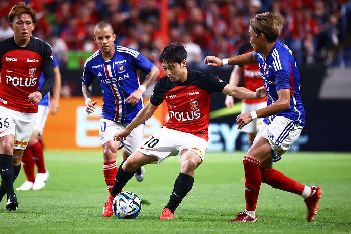 Urawa Reds cùng Yokohama Marinos